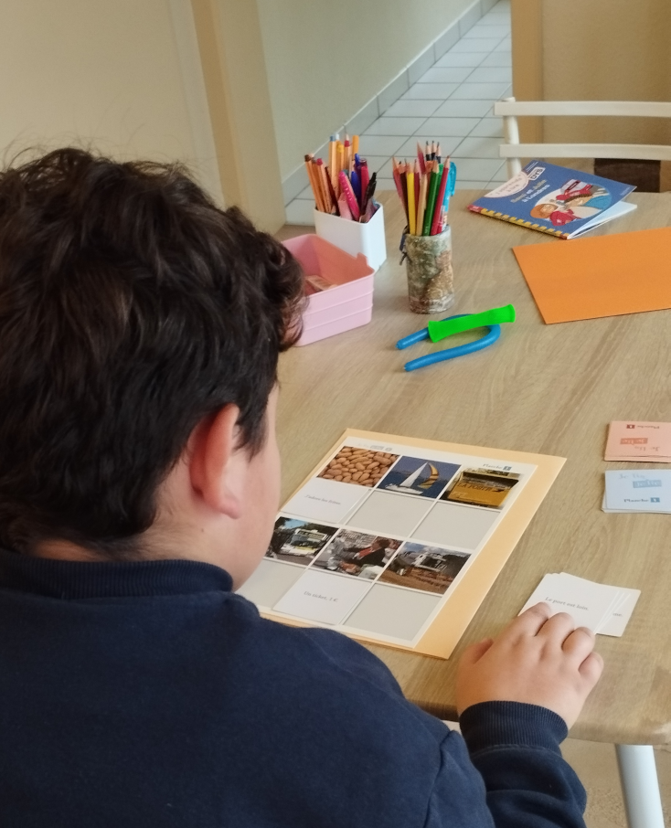Un jeune élève à un atelier ludique dans un environnement lumineux.